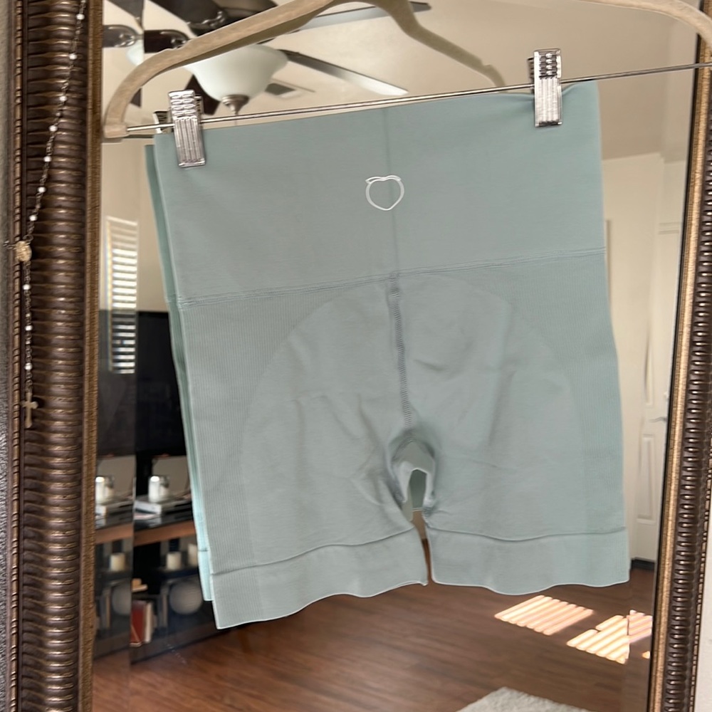 Contour seamless workout shorts